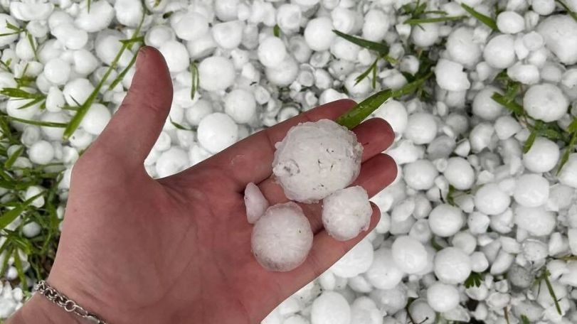 На Красноярск обрушился град