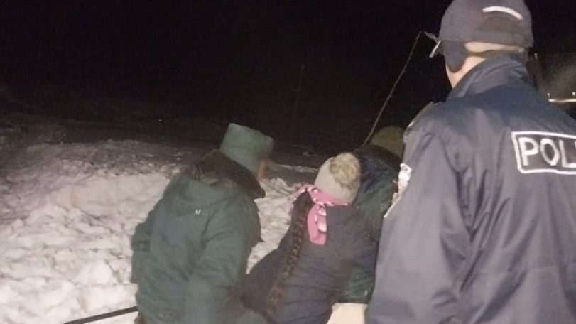 В селе Мирак из-за обильного снега машины скорой помощи не смогли подъехать к дому, где были болеющие дети