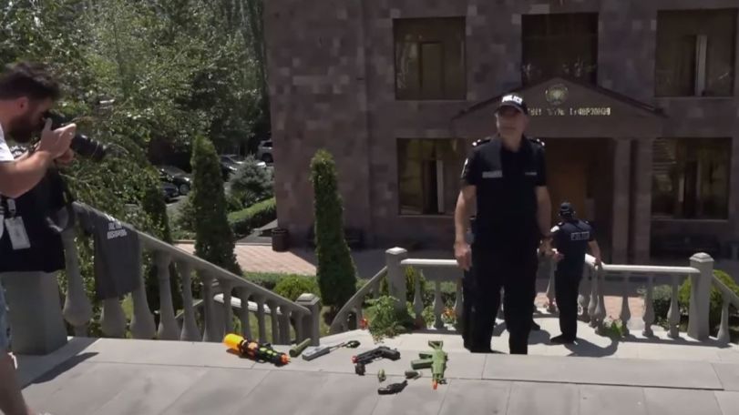 Young ARF activists protest outside Investigative Committee, demand release of detained members