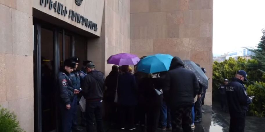Ավինյանը մեզ խոստացավ, բայց դեռ ապրում ենք 4-րդ կարգի վթարային շենքում, լքված ենք, արհամարհված. Ակցիա քաղաքապետարանի դիմաց