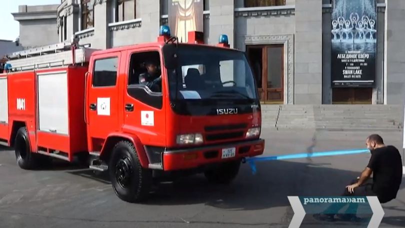 Յուրի Սաքունցը ատամներով 2 հրշեջ մեքենա քաշեց՝ ռեկորդը նվիրելով փրկարարներին