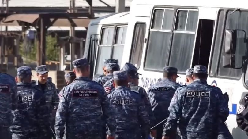 В Сети появилось видео убийства главы общины Паракар и сотрудника полиции