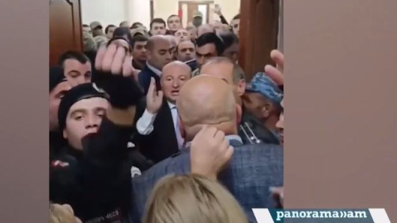 «Мы ничего противоправного не делали»: Вардан Гукасян выходит из здания мэрии Гюмри