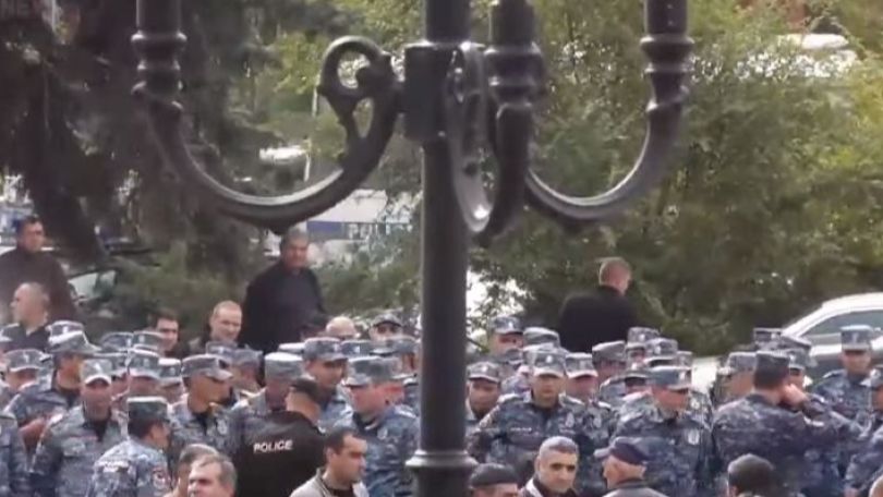 Գյումրու քաղաքապետարանի շենքը հոսանքազրկվել է, տարածք են բերվել ոստիկանական նոր ուժեր