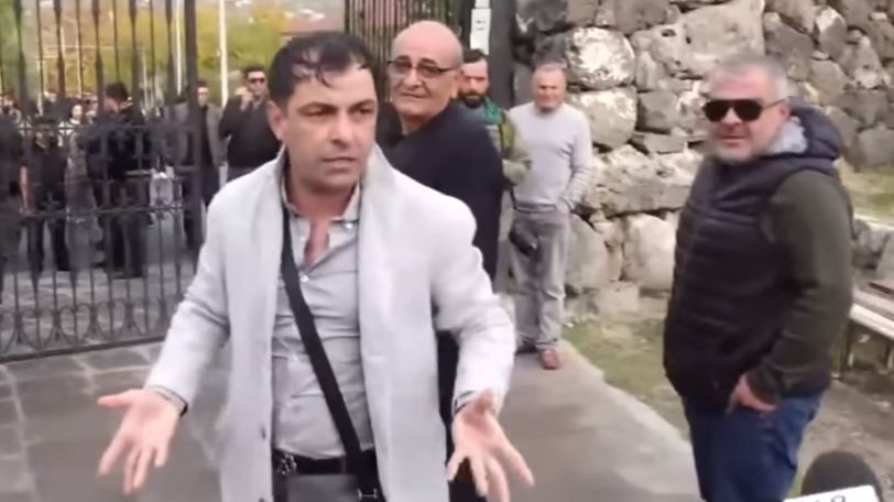 «Թքած ունեմ որտեղ եմ». Փաշինյանի աջակիցը՝ Հովհաննավանքում