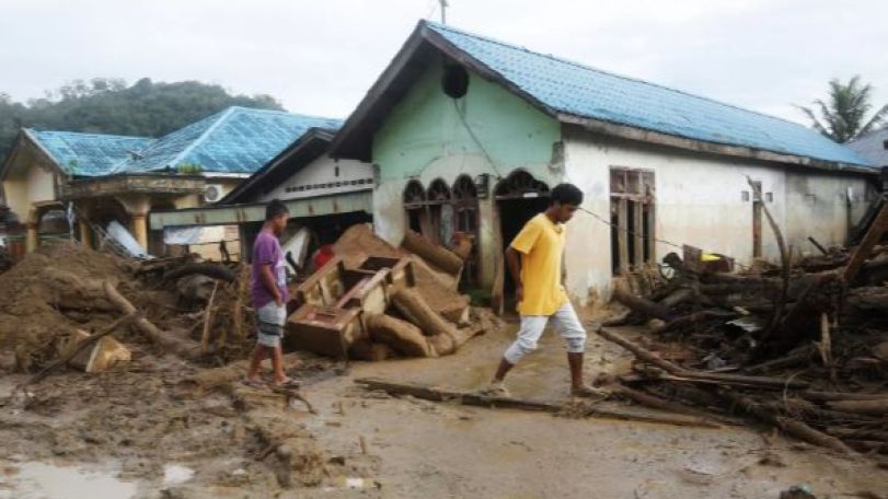 Death toll from Indonesia floods and landslides surpasses 700