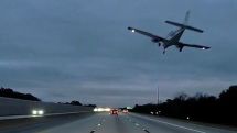 Самолет приземлился на автомобиль на оживленной трассе во Флориде