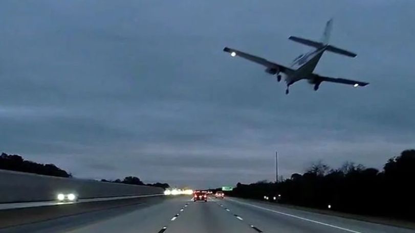 Самолет приземлился на автомобиль на оживленной трассе во Флориде