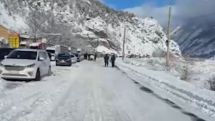 Լարսը փակ է, հարյուրավոր մեքենաներ խցանման մեջ են, զբոսաշրջիկները բողոքում են