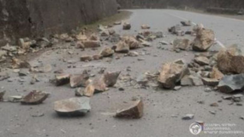 Rockfalls disrupt traffic on roads in Armenia's Syunik