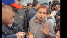 «Вы держите людей в страхе»: женщина в Ереване отказалась принимать от Пашиняна значок с картой – «символом мира»