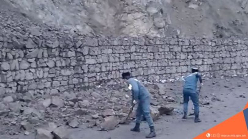 Սյունիքում քարաթափման հետևանքով ճանապարհը դարձել է միակողմանի երթևեկելի