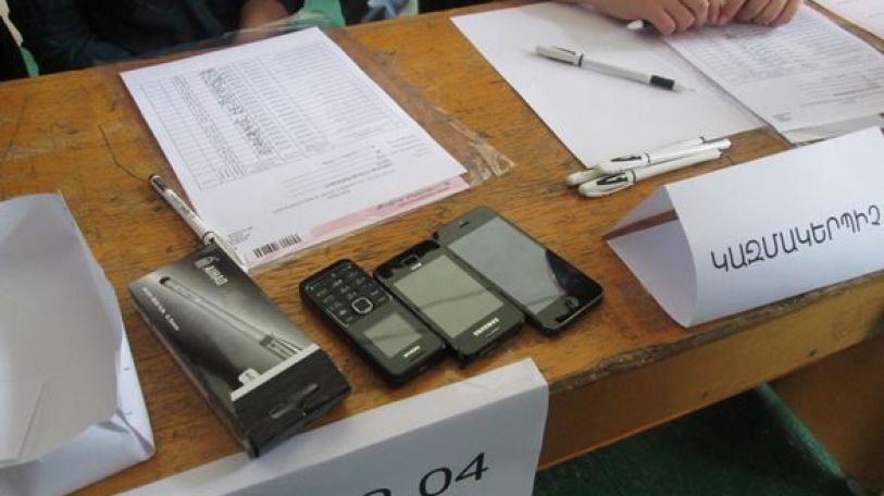 «Բանկային քարտի» մեջ՝ հեռախոսի քարտ, ականջի մեջ՝ սարք. Ի՞նչ միջոցների են դիմում դիմորդները