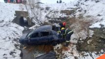 В Ширакской области Армении автомобиль скатился в овраг: 3 пострадавших