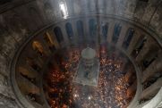 Благодатный огонь сошел в храме Гроба Господня в Иерусалиме