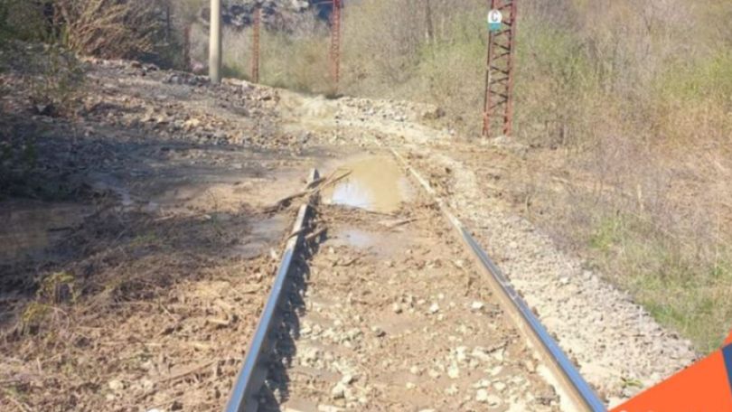 ЧП в Лорийской области: железнодорожные пути оказались под завалом