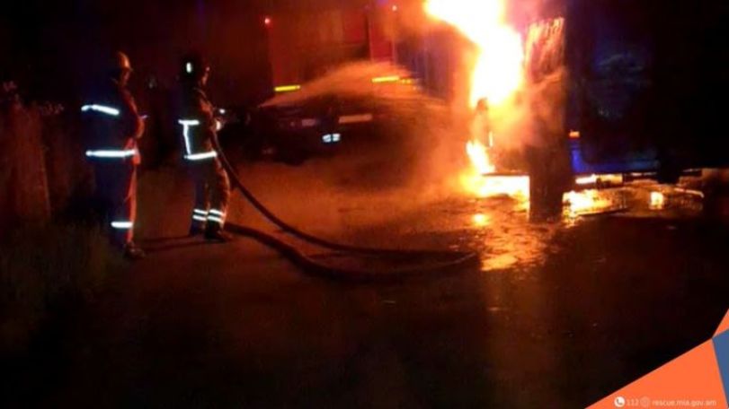 В Армавире сгорел автомобиль, пожарные предотвратили распространение огня в сторону соседнего дома