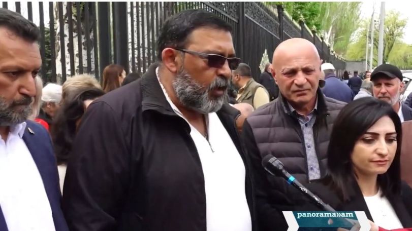 Families of missing soldiers protest outside Armenian parliament over blocked hearing