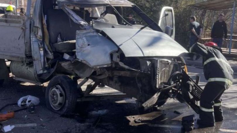 Չարենցավանում «GAZelle»-ը բախվել է ճամփեզրի քարին, կան տուժածներ
