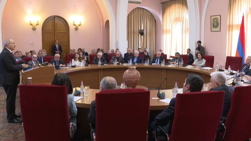 На встрече с учеными Пашинян заговорил о необходимости душевых в школах