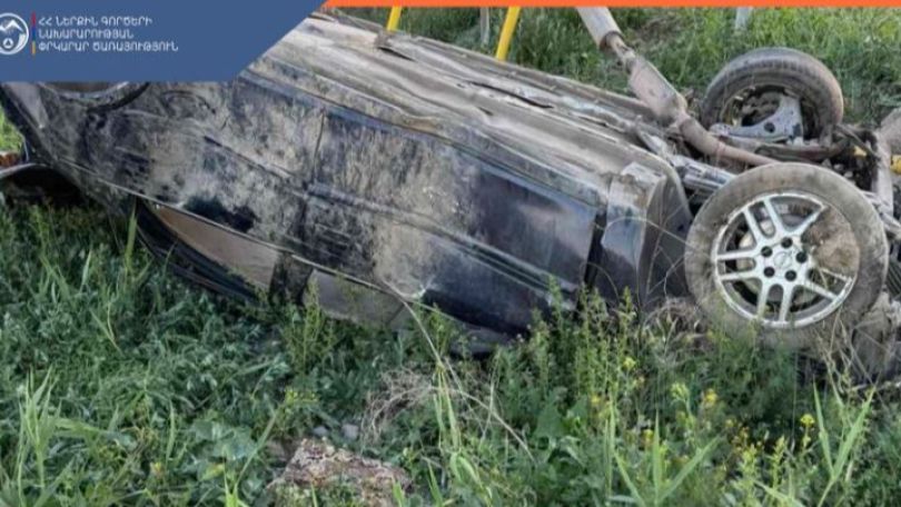 Երևան–Երասխ ճանապարհին մեքենան գլխիվայր հայտնվել է դաշտամիջյան հատվածում, վարորդն արգելափակվել է