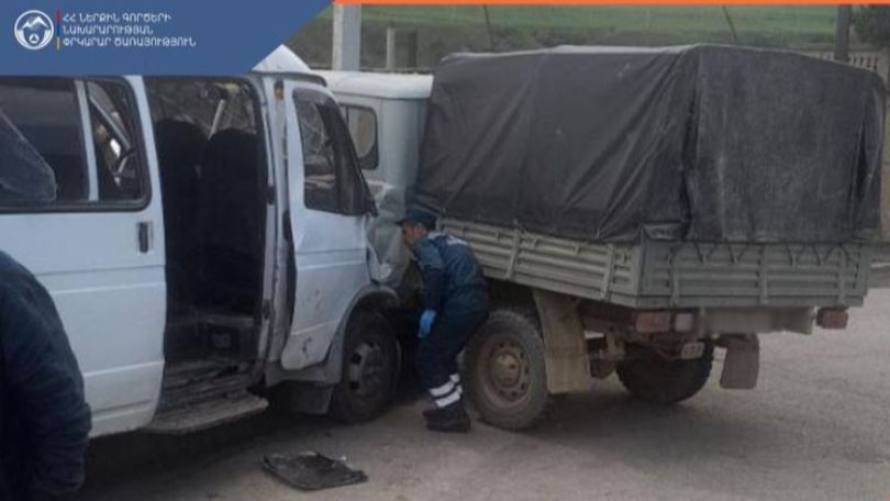 На автодороге Ванадзор-Ереван столкнулись автомобили: есть пострадавшие