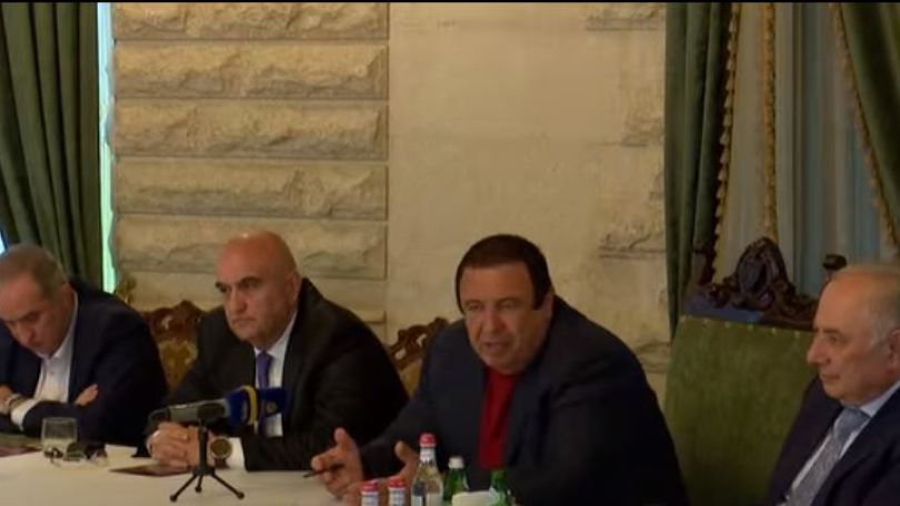 Гагик Царукян встретился с известными врачами Армении