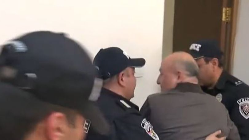 Скандал после заседания: полиция силой увела Вардана Гукасяна