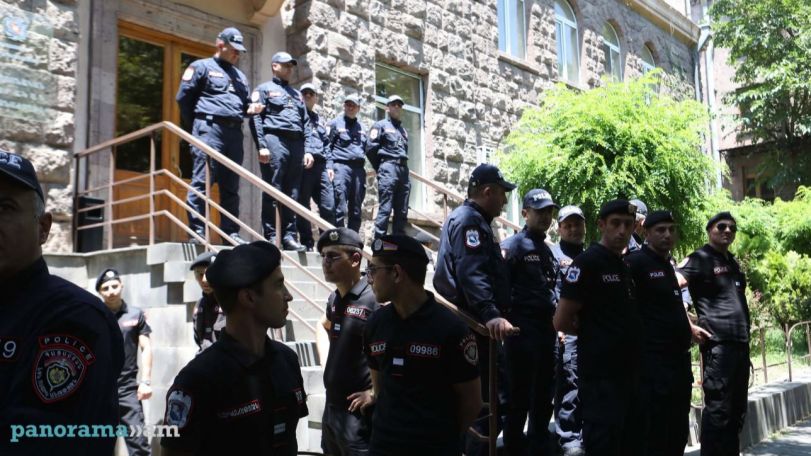 ԲՀԿ հավաքին ընդառաջ ԿԸՀ դիմաց բազմաթիվ ոստիկաններ են բերվել
