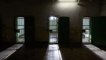 Великобритания: сотрудница полиции угодила за решетку за романы с уголовниками