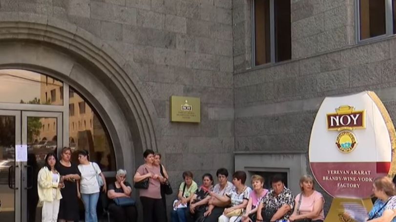 «Եթե երկար փակ մնա, փողոցները կփակենք». «Երևանի Արարատ կոնյակի-գինու-օղու կոմբինատ»-ի աշխատակիցներն ակցիա են անում