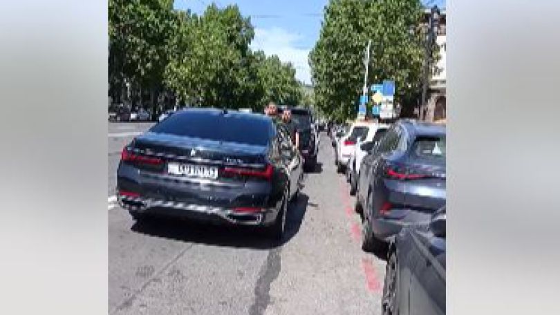 Ալեն Սիմոնյանի ծառայողական մեքենաները փակել են ավտոբուսների համար նախատեսված առաջին գիծը․ Հակոբ Կարապետյան