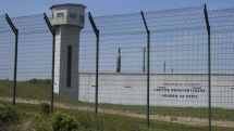 Франция хочет арендовать камеры в тюрьмах других стран