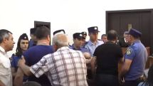 «Ես կարգի հրավիրված եմ, պարոն դատավոր». Ազատի զինվորական կացարանի հրդեհի գործով դատական նիստն անցավ լարված