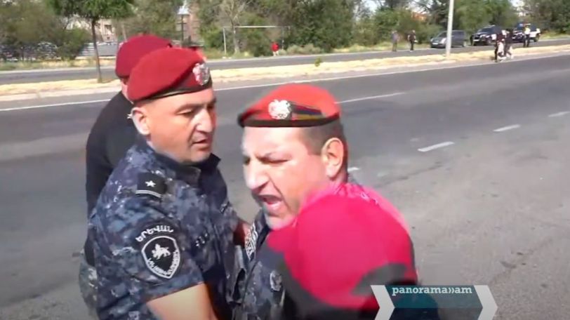 Կարմիր բերետավորը հարվածեց բողոքի ակցիան լուսաբանող 24News.am-ի լրագրողին