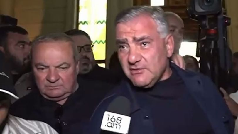 Մեր եկեղեցու, ժողովրդի կողքին եմ, թքած ունեմ իրենց վրա էլ, էլցանցի վրա էլ. Սամվել Կարապետյանը ոստիկանների ուղեկցությամբ դուրս եկավ տանից
