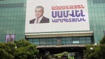 Authorities move to remove Samvel Karapetyan's support banners from shopping center