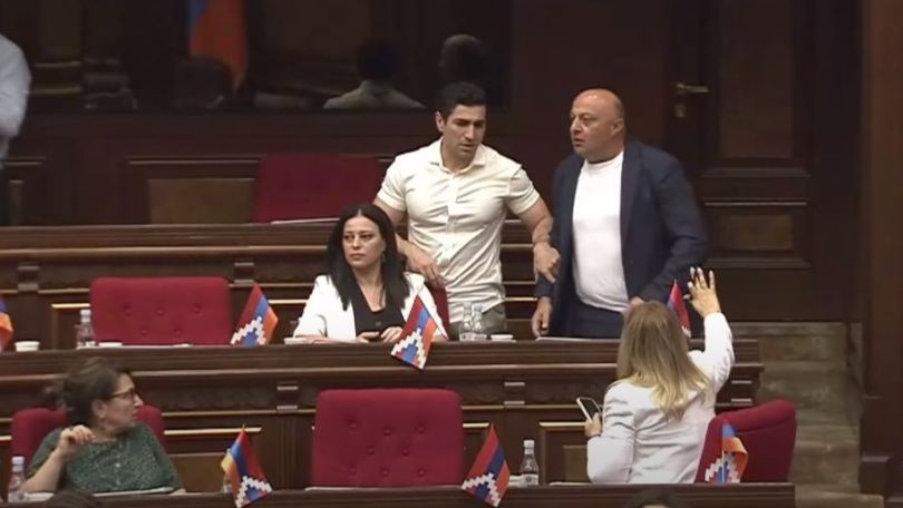 «Վեր ընկի տեղդ, այստեղ հարցերը մենք ենք տալիս». Լարված իրավիճակ՝ ԱԺ-ում
