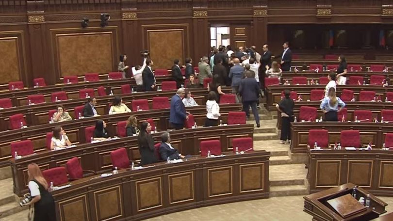 Ситуация в НС Армении после выступления Артура Саркисяна накалилась, началась потасовка