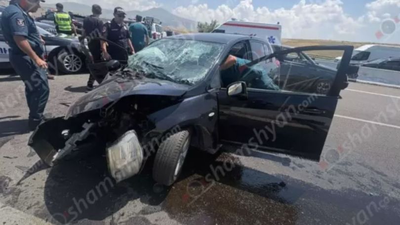 30-ամյա վարորդը «Nissan Tiida»-ով դուրս է եկել ճանապարհի երթևեկելի գոտուց և բախվել կամրջի երկաթբետոնե արգելապատնեշներին