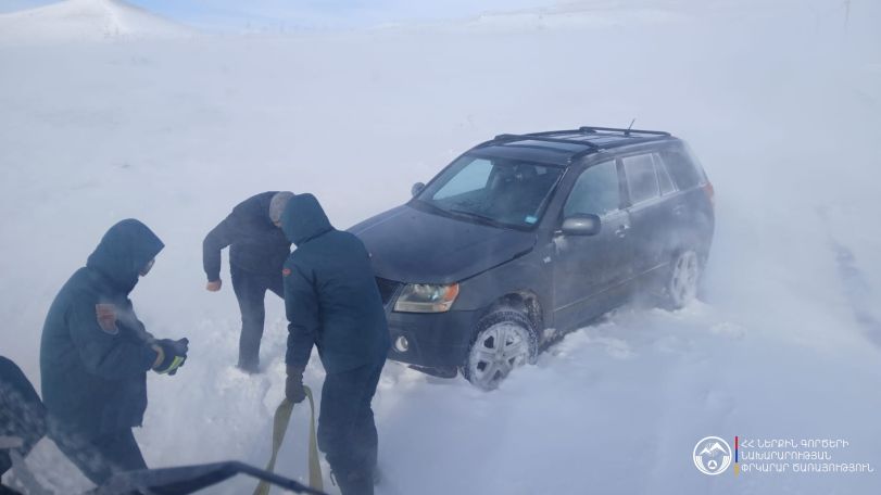Snowstorm traps hundreds of vehicles, over 1,000 people in Armenian village