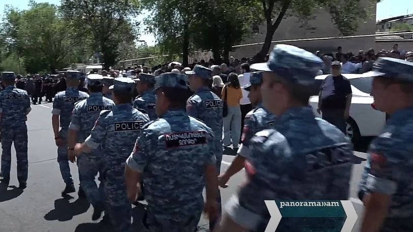 ՈՒՂԻՂ. Ի աջակցություն Սամվել Կարապետյանի՝ բազմաթիվ մարդիկ են հավաքվել դատարանի դիմաց