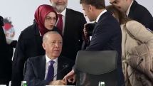 Эрдоган схватил Макрона за палец во время приветствия и вызвал бурную реакцию в Сети