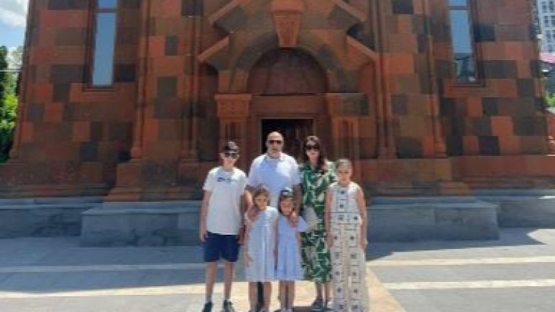 «Կալանքից մեկ ժամ առաջ». Արթուր Սարգսյանն ընտանիքի անդամների հետ լուսանկար է հրապարակել