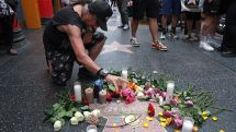 Фанаты несут цветы к звезде Оззи Осборна на Аллее славы в Голливуде