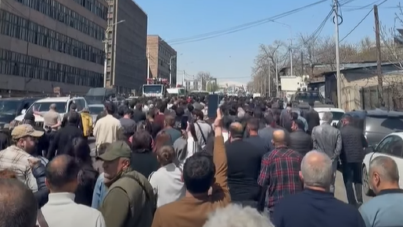 Samvel Karapetyan’s supporters march toward Anti-Corruption Court