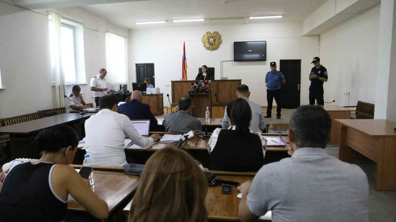 Մի դեպքում դատախազությունը Սրբազանի արտահայտած նույն մտքերը չի դիտարկել հանցագործություն, մյուս դեպքում քրեական հետպանդում է հարուցել. Պաշտպան
