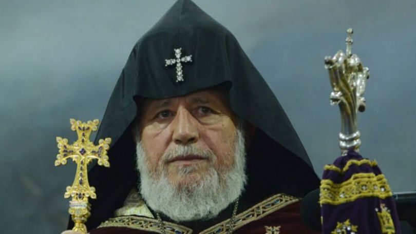 По призыву Артура Ванецяна многочисленные граждане собираются в аэропорту для встречи Католикоса (Live)