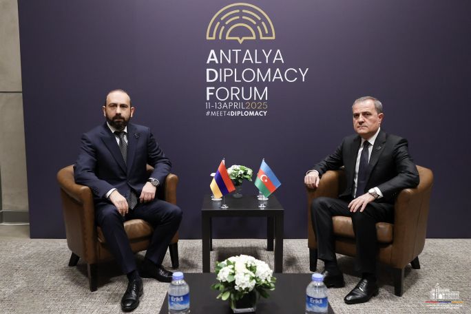 Главы МИД Армении и Азербайджана провели встречу в Анталье