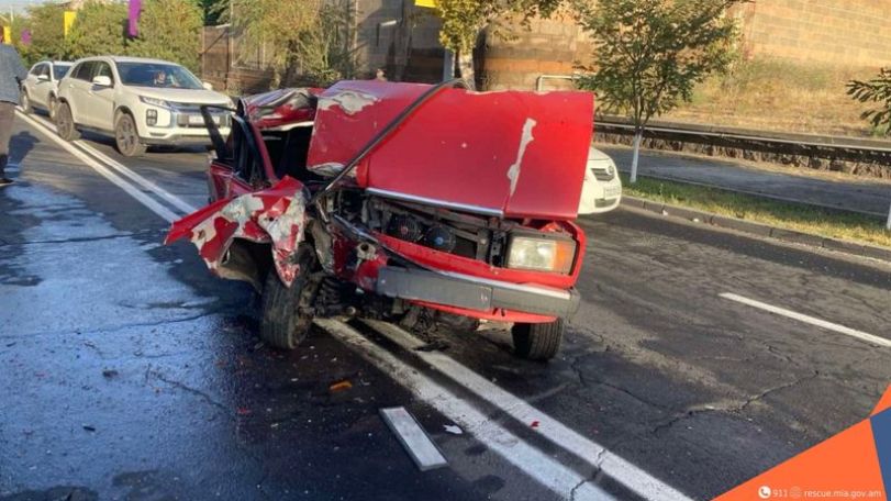 Էջմիածնում «VAZ»-ը բախվել է բեռնատարին, վարորդը հոսպիտալացվել է